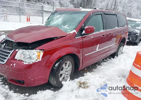 2010 Chrysler Town & Country Touring z USA, uszkodzony, nr VIN 2A4RR5D11AR359131